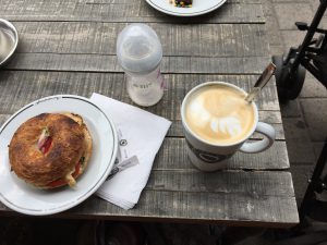 Mittagsstop im Café - Cappuccino für Papa - Milch für die Tochter