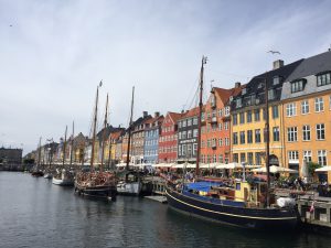 Der berühmte Fischerhafen mit der Ausgehmeile in Kopenhagen 