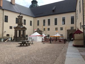 Schlosshof - hier wird für Ritterspiele was aufgebaut. 